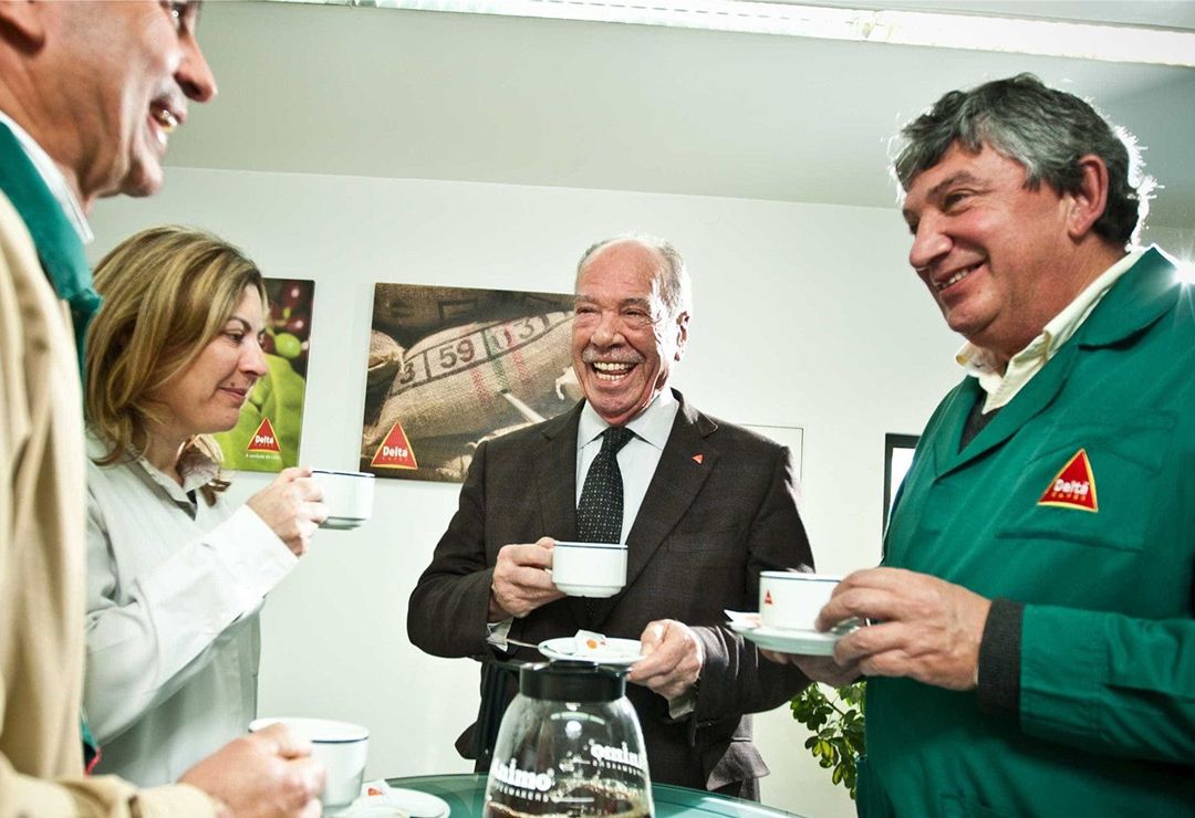 O fundador da Delta demonstrando no terreno a sua filosofia “um cliente, um amigo”.